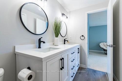 554 Dansbury Dr, Waterloo, ON - Indoor Photo Showing Bathroom