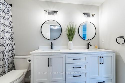 554 Dansbury Dr, Waterloo, ON - Indoor Photo Showing Bathroom