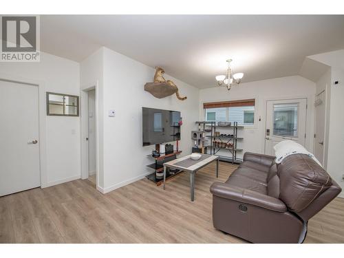 2080 Mountain View Avenue Unit# 120, Lumby, BC - Indoor Photo Showing Living Room