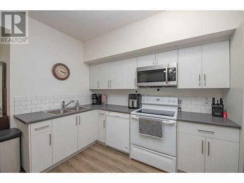 2080 Mountain View Avenue Unit# 120, Lumby, BC - Indoor Photo Showing Kitchen With Double Sink