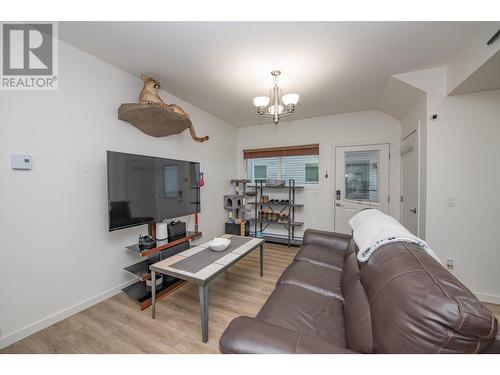 2080 Mountain View Avenue Unit# 120, Lumby, BC - Indoor Photo Showing Living Room