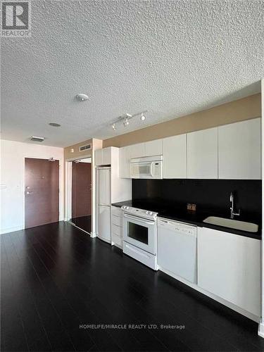 847 - 10 Capreol Court, Toronto, ON - Indoor Photo Showing Kitchen