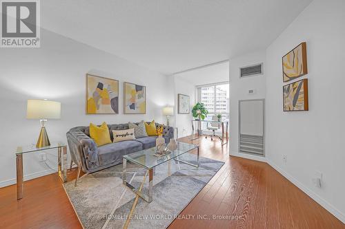 512 - 24 Wellesley Street W, Toronto, ON - Indoor Photo Showing Living Room