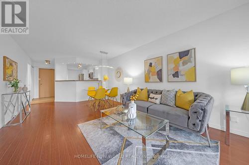 512 - 24 Wellesley Street W, Toronto, ON - Indoor Photo Showing Living Room