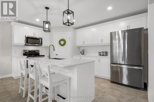 7 Mcfarland Street, Thorold (562 - Hurricane/Merrittville), ON - Indoor Photo Showing Kitchen With Upgraded Kitchen