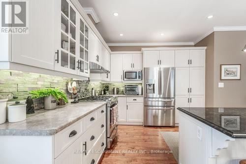 22 Martha Court, Pelham, ON - Indoor Photo Showing Kitchen With Upgraded Kitchen