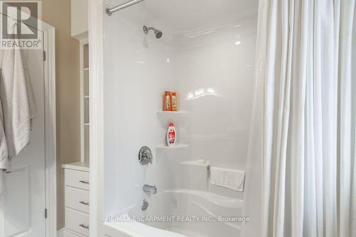 22 Martha Court, Pelham, ON - Indoor Photo Showing Bathroom