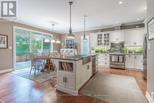 22 Martha Court, Pelham, ON - Indoor Photo Showing Kitchen With Upgraded Kitchen