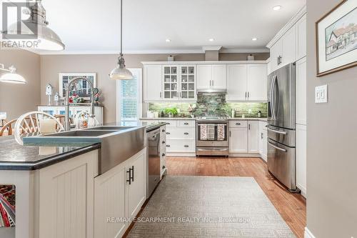 22 Martha Court, Pelham, ON - Indoor Photo Showing Kitchen With Upgraded Kitchen