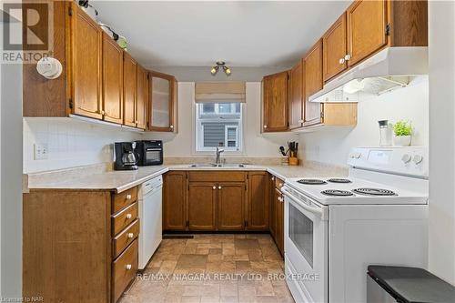 112 Clara Street, Thorold, ON - Indoor Photo Showing Kitchen With Double Sink