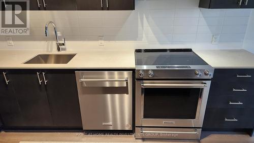 404 - 8960 Jane Street, Vaughan, ON - Indoor Photo Showing Kitchen