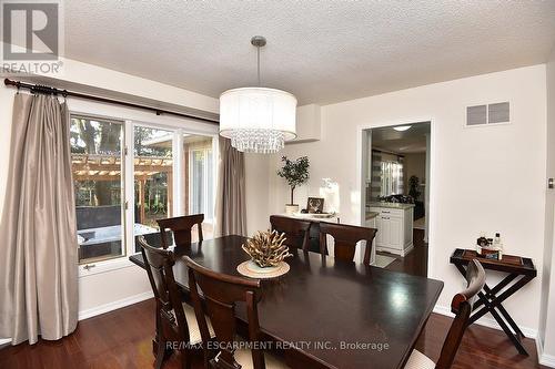 570 Harmony Avenue, Burlington, ON - Indoor Photo Showing Dining Room