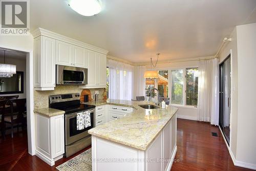 570 Harmony Avenue, Burlington, ON - Indoor Photo Showing Kitchen