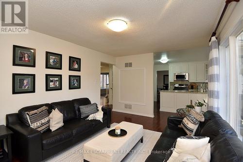 570 Harmony Avenue, Burlington, ON - Indoor Photo Showing Living Room