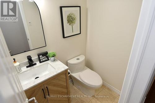 570 Harmony Avenue, Burlington, ON - Indoor Photo Showing Bathroom