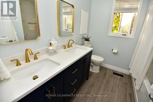 570 Harmony Avenue, Burlington, ON - Indoor Photo Showing Bathroom