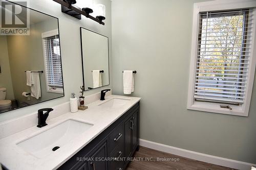 570 Harmony Avenue, Burlington, ON - Indoor Photo Showing Bathroom