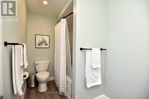 570 Harmony Avenue, Burlington, ON - Indoor Photo Showing Bathroom