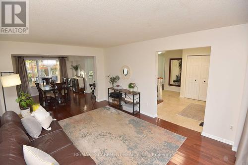 570 Harmony Avenue, Burlington, ON - Indoor Photo Showing Living Room