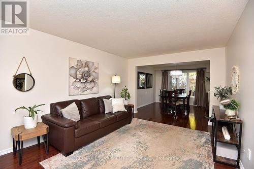 570 Harmony Avenue, Burlington, ON - Indoor Photo Showing Living Room