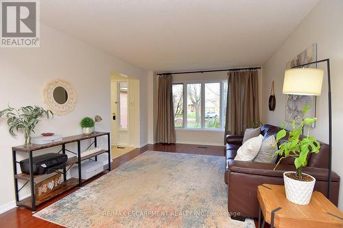 570 Harmony Avenue, Burlington, ON - Indoor Photo Showing Living Room