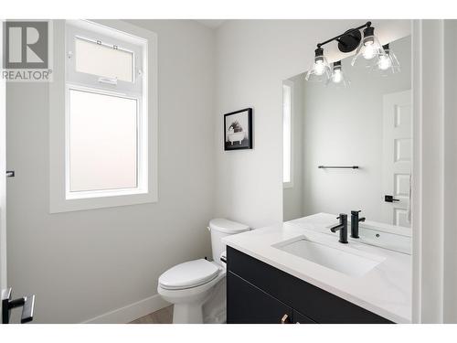 Guest bath on the main - 4315 Ladd Court, Kelowna, BC - Indoor Photo Showing Bathroom