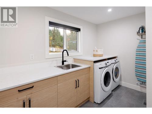 Laundry - 4315 Ladd Court, Kelowna, BC - Indoor Photo Showing Laundry Room