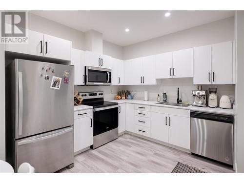 1 bedroom suite - 4315 Ladd Court, Kelowna, BC - Indoor Photo Showing Kitchen