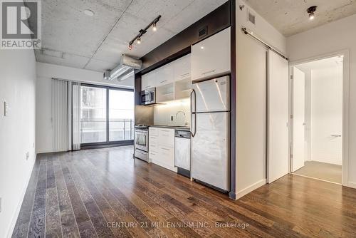 607 - 51 Trolley Crescent, Toronto, ON - Indoor Photo Showing Kitchen