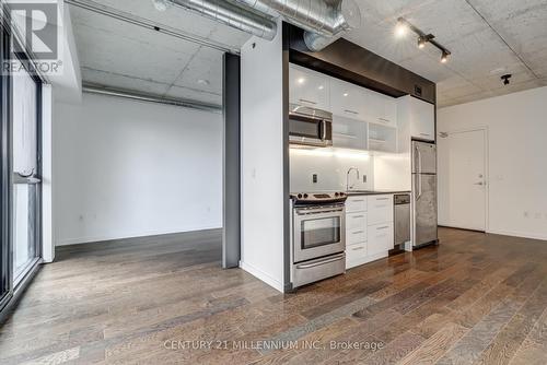 607 - 51 Trolley Crescent, Toronto, ON - Indoor Photo Showing Kitchen