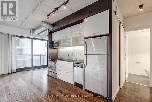 607 - 51 Trolley Crescent, Toronto, ON - Indoor Photo Showing Kitchen