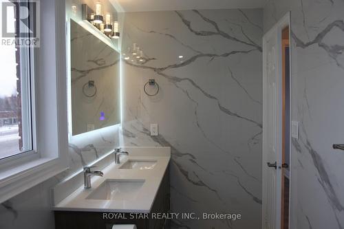 105 Lougheed Road E, Barrie, ON - Indoor Photo Showing Bathroom