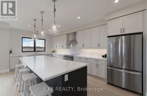 63 Gateway Drive, Barrie, ON - Indoor Photo Showing Kitchen With Upgraded Kitchen