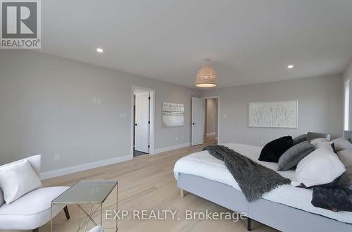 63 Gateway Drive, Barrie, ON - Indoor Photo Showing Bedroom