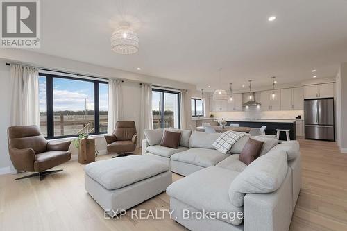 63 Gateway Drive, Barrie, ON - Indoor Photo Showing Living Room