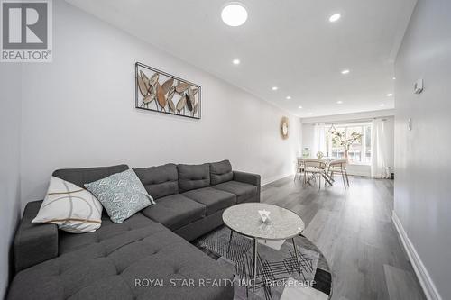 7745 Priory Crescent, Mississauga, ON - Indoor Photo Showing Living Room