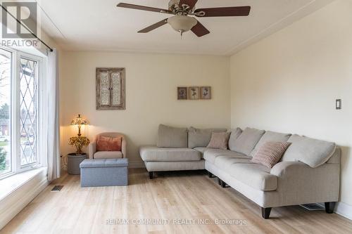 355 Southill Drive, Kitchener, ON - Indoor Photo Showing Living Room