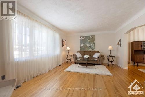 A - 820 Smyth Road, Ottawa, ON - Indoor Photo Showing Living Room