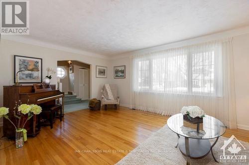 A - 820 Smyth Road, Ottawa, ON - Indoor Photo Showing Living Room