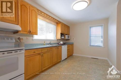 A - 820 Smyth Road, Ottawa, ON - Indoor Photo Showing Kitchen