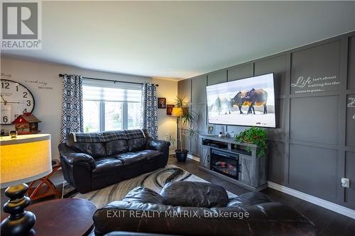 63 Nadine Street, Clarence-Rockland (607 - Clarence/Rockland Twp), ON - Indoor Photo Showing Living Room With Fireplace