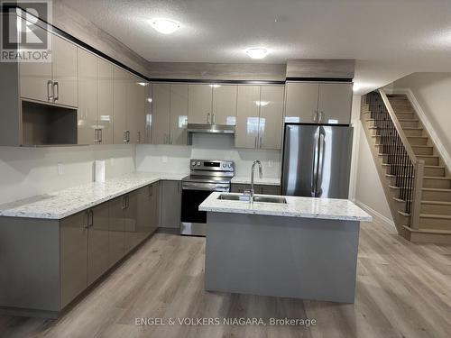 68 Warren Trail, Welland (773 - Lincoln/Crowland), ON - Indoor Photo Showing Kitchen With Double Sink With Upgraded Kitchen