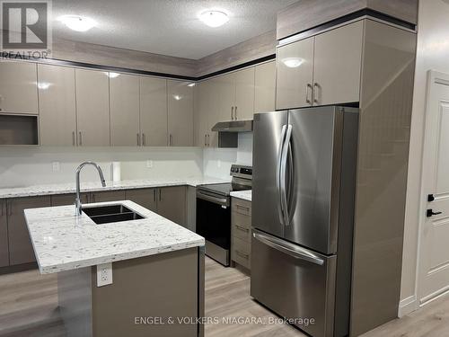 68 Warren Trail, Welland (773 - Lincoln/Crowland), ON - Indoor Photo Showing Kitchen With Double Sink