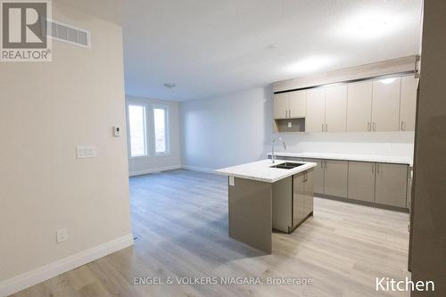 68 Warren Trail, Welland (773 - Lincoln/Crowland), ON - Indoor Photo Showing Kitchen