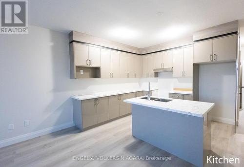 68 Warren Trail, Welland (773 - Lincoln/Crowland), ON - Indoor Photo Showing Kitchen With Double Sink