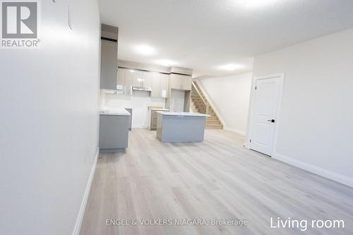 68 Warren Trail, Welland (773 - Lincoln/Crowland), ON - Indoor Photo Showing Kitchen