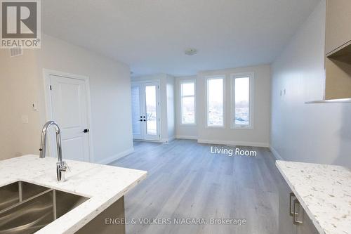 68 Warren Trail, Welland (773 - Lincoln/Crowland), ON - Indoor Photo Showing Kitchen