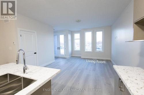 68 Warren Trail, Welland (773 - Lincoln/Crowland), ON - Indoor Photo Showing Kitchen With Double Sink