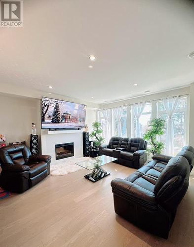 1102 Cameron Avenue Unit# 26, Kelowna, BC - Indoor Photo Showing Living Room With Fireplace