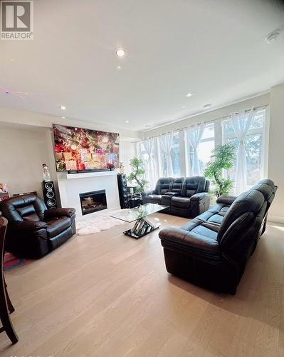 1102 Cameron Avenue Unit# 26, Kelowna, BC - Indoor Photo Showing Living Room With Fireplace